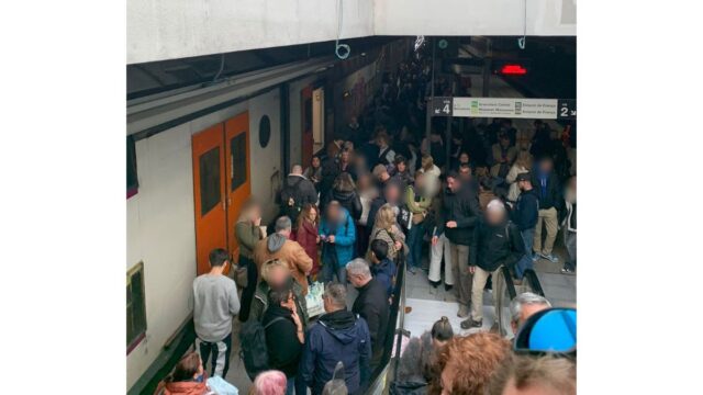 Desallotjament d'un tren Rodalies a El Prat