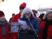 Cap d’Any sota el pont de la C-31: “Tothom fent festa i nosaltres esperant que les coses canviïn”