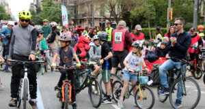 Uns 500 ciclistes se sumen a la 5a Kidical Mass de Barcelona per reclamar una ciutat “més amable” amb la bicicleta