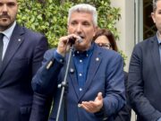 Els veïns d’Esplugues condemnen l’assassinat d’una jove el dissabte amb una concentració davant l’Ajuntament