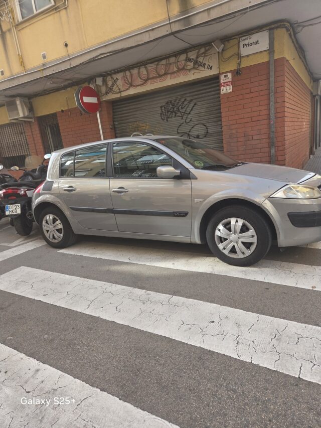 La denúncia d’una veïna del Prat en relació a un cotxe ocupant un pas de vianants.