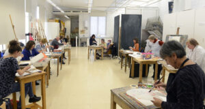 L’Escola de la Dona presenta la seva oferta formativa per al curs 2026-2027 amb 293 cursos disponibles i 4.088 places