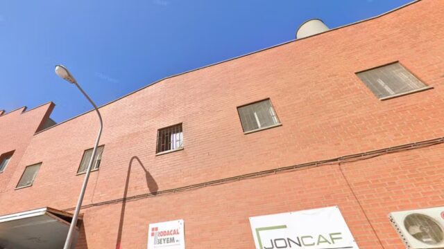 Altell de la nau de El Prat on s'han detectat les habitacions llogades. Foto: Google Maps